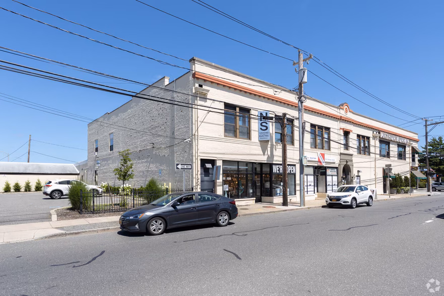 5 Fifth Ave, Bay Shore, NY for lease - Building Photo - Image 3 of 9