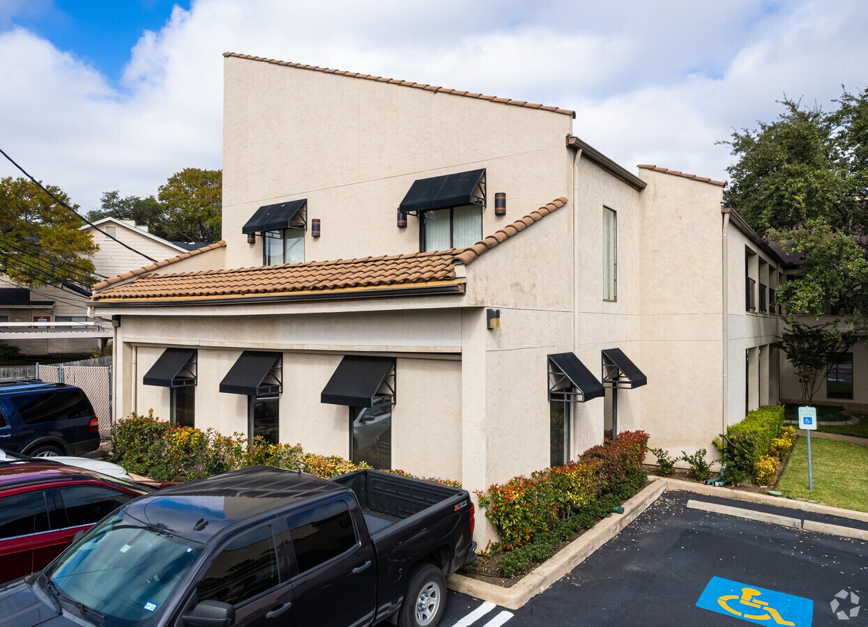 825 W Bitters Rd, San Antonio, TX 78216