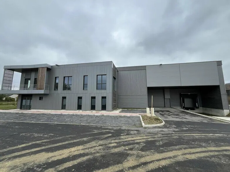 Flex in Courtry for sale - Building Photo - Image 1 of 8