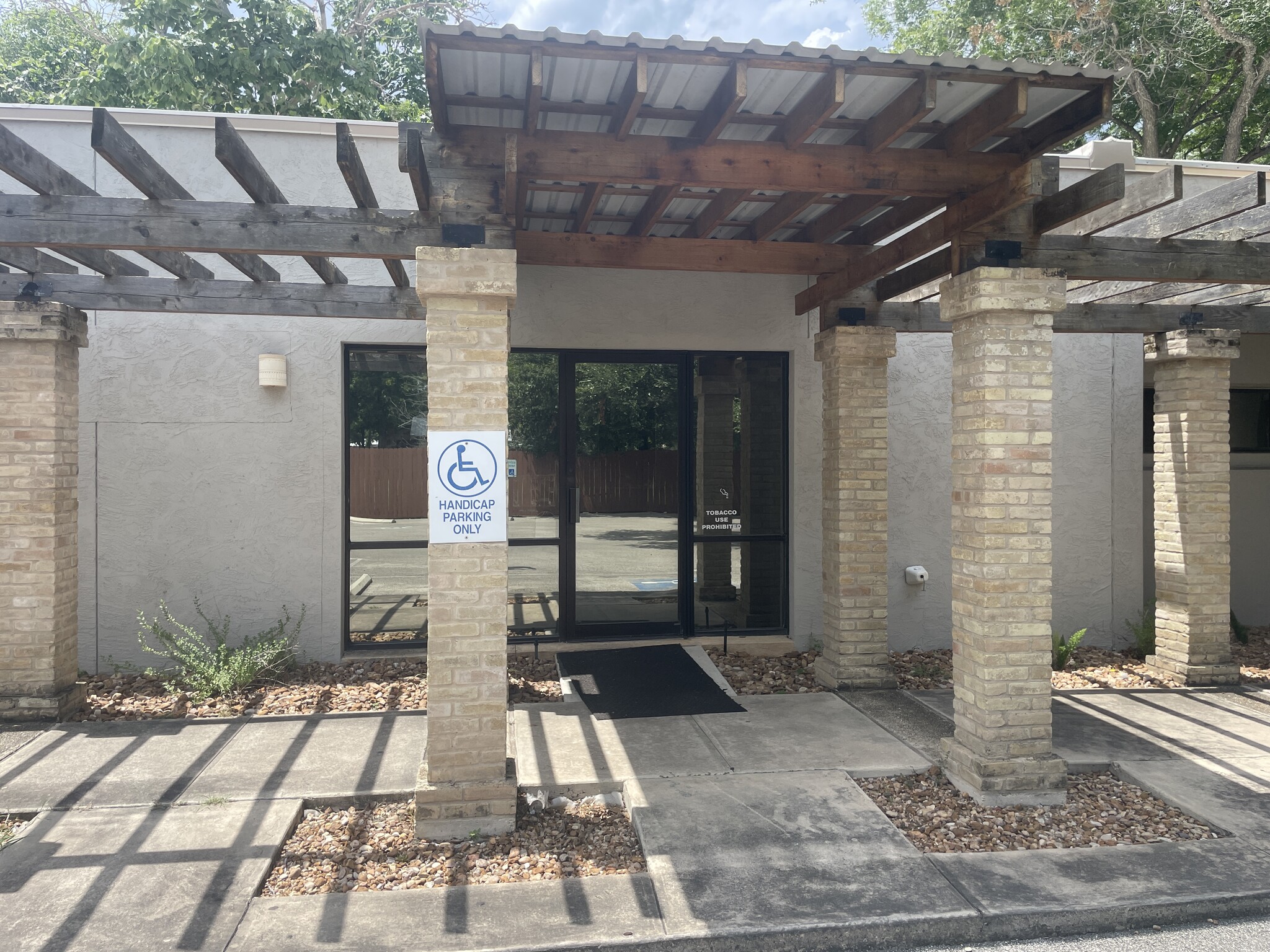 652 N Houston Ave, New Braunfels, TX for lease Building Photo- Image 1 of 13