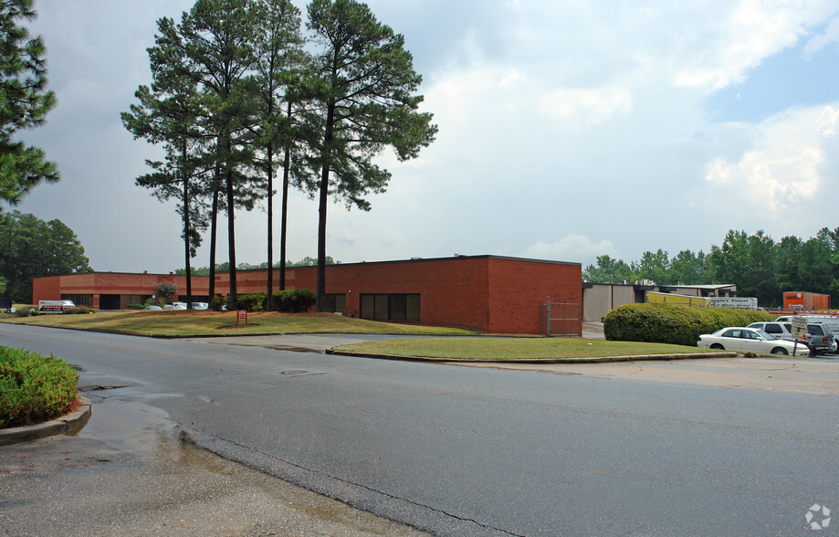 4896 N Royal Atlanta Dr, Tucker, GA for lease - Building Photo - Image 3 of 4