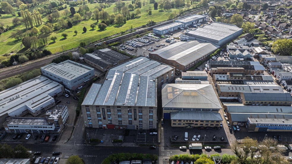 Cranborne House & Summit House portfolio of 2 properties for sale on LoopNet.com - Building Photo - Image 2 of 9