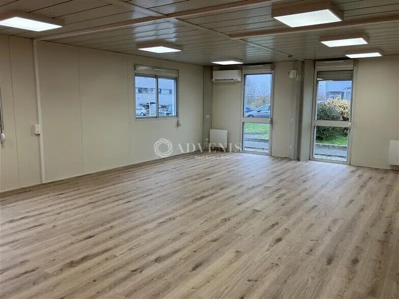 Office in Bourges for lease - Interior Photo - Image 2 of 4