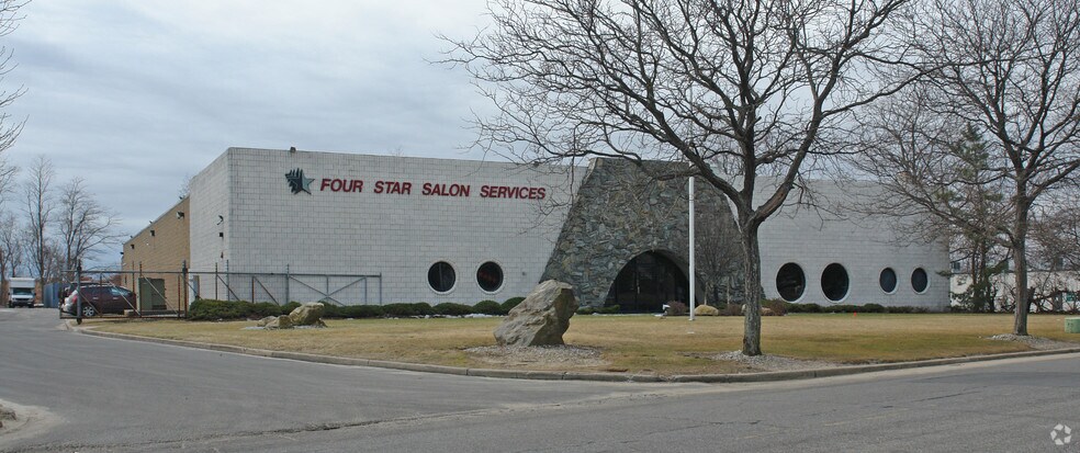 385 Oser Ave, Hauppauge, NY for sale - Primary Photo - Image 1 of 1