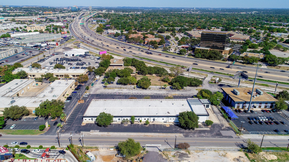 355 Spencer Ln, San Antonio, TX for lease - Building Photo - Image 3 of 15