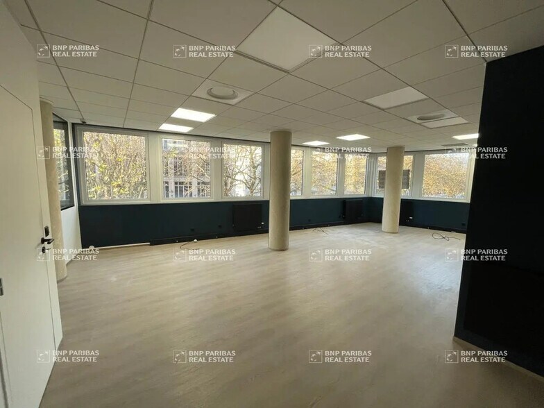 Office in Chambéry for lease - Interior Photo - Image 2 of 18