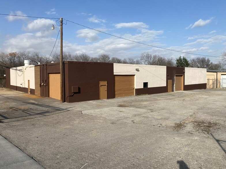 2463 S Riverside Dr, Fort Worth, TX for lease - Building Photo - Image 3 of 9