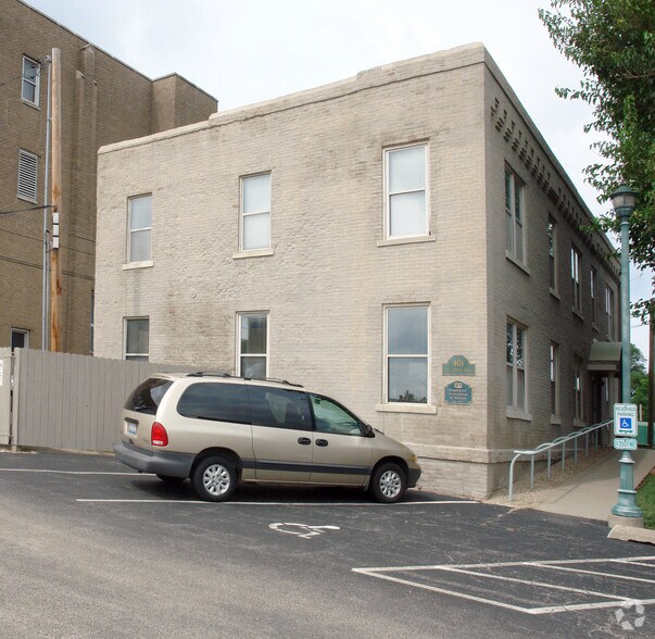 401-403 NE Jefferson Ave, Peoria, IL for lease - Building Photo - Image 3 of 5