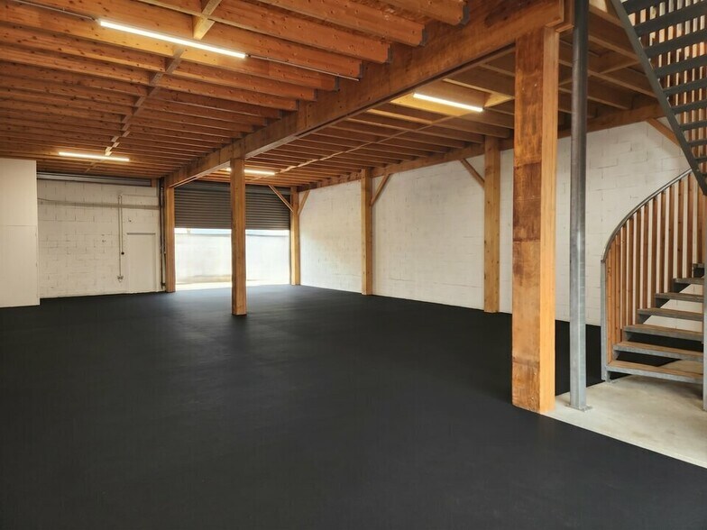 Industrial in Saint Raphael for lease - Interior Photo - Image 3 of 4