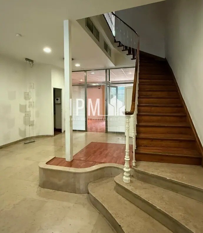 Office in Marseille for sale Interior Photo- Image 1 of 4