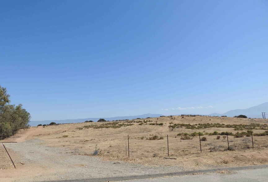 2 Smiley Rd, Redlands, CA 92373