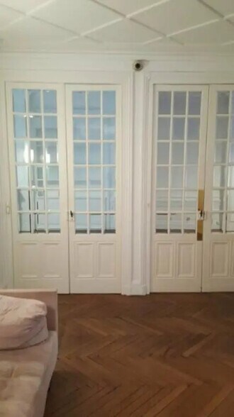 Office in Paris for lease - Interior Photo - Image 2 of 3