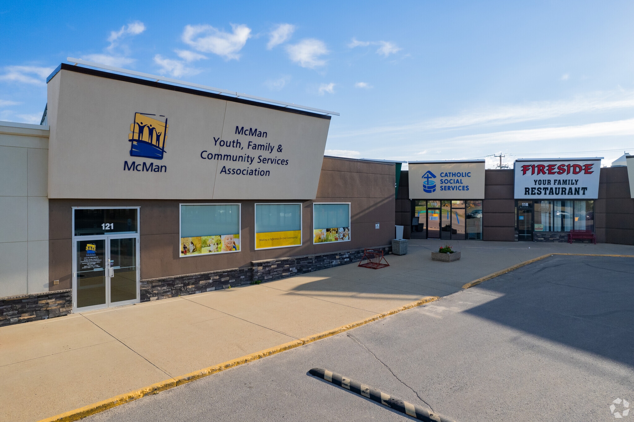 4804 50 St, Innisfail, AB T4G 1C2 Henday Centre