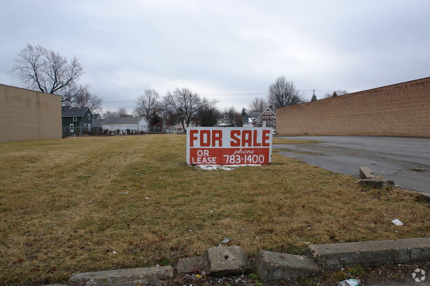 E Michigan Ave Properties portfolio of 2 properties for sale on LoopNet.com - Primary Photo - Image 2 of 2