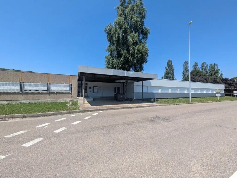 Office in École-Valentin for lease - Building Photo - Image 2 of 5