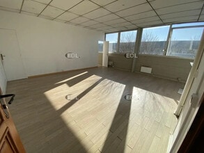 Flex in Coignières for lease Building Photo- Image 1 of 10