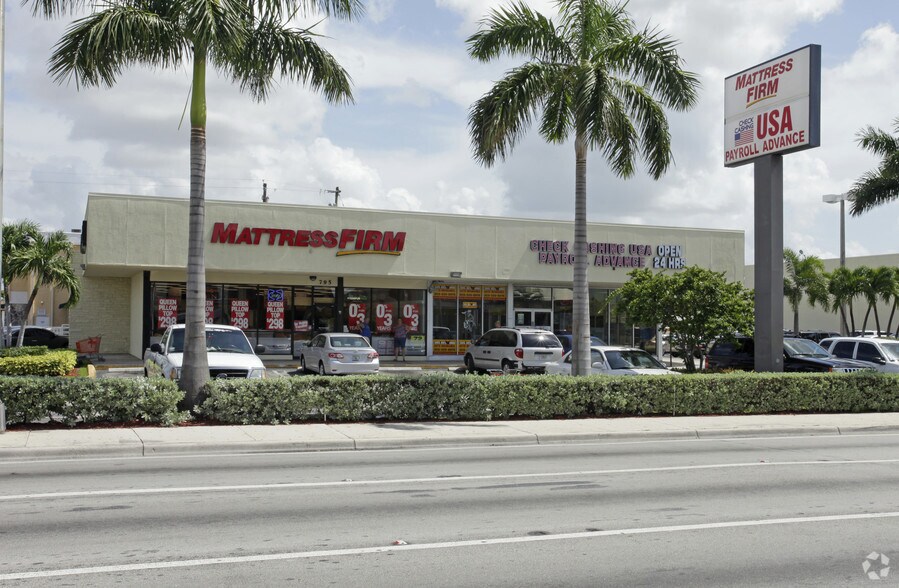 795 W 49th St, Hialeah, FL for lease - Building Photo - Image 3 of 4