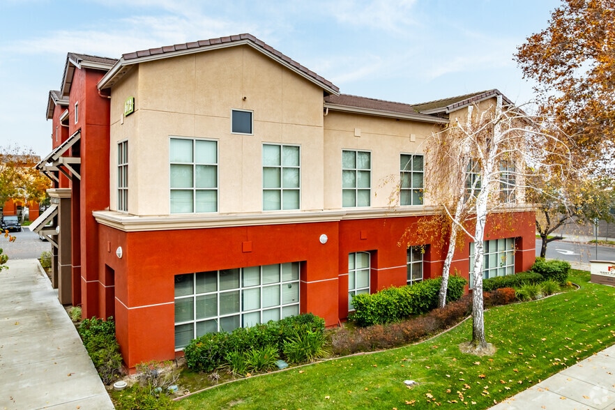 672 W 11th St, Tracy, CA for lease - Building Photo - Image 3 of 6