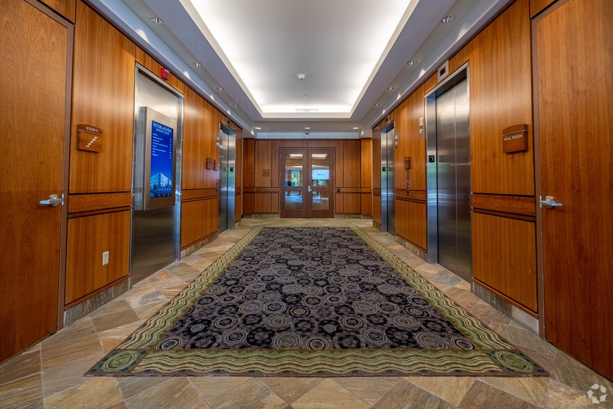 5050 Lincoln Dr, Edina, MN for lease - Lobby - Image 3 of 6