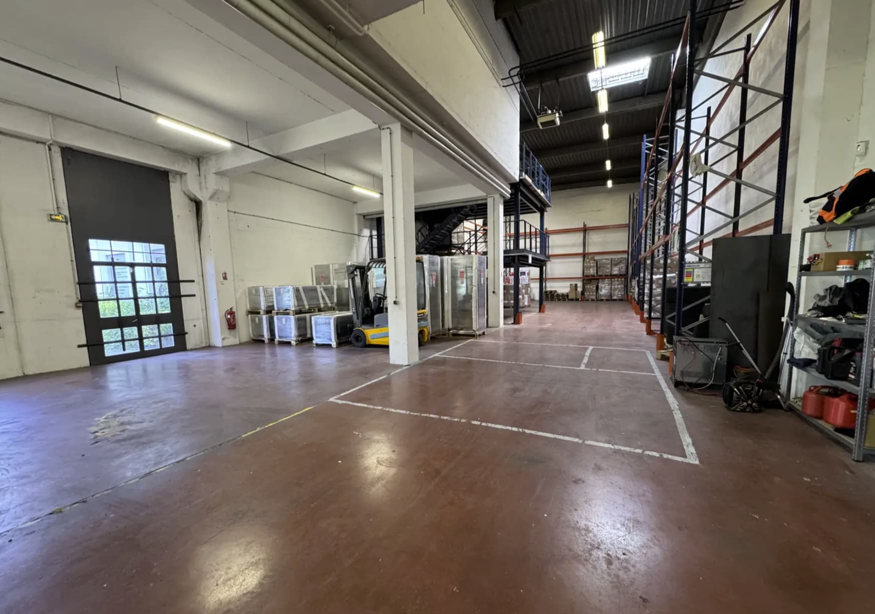 Flex in Osny for lease Interior Photo- Image 1 of 5