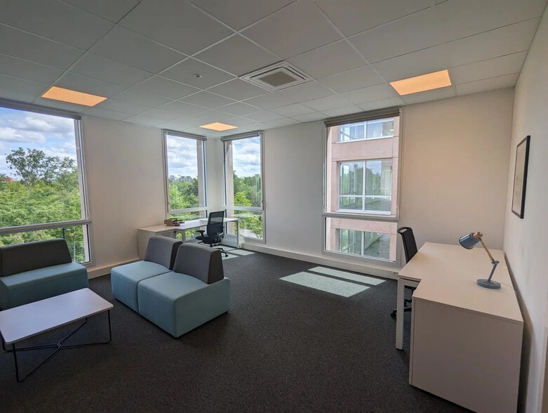 Office in Saint-Jacques-de-la-Lande for lease - Interior Photo - Image 1 of 10