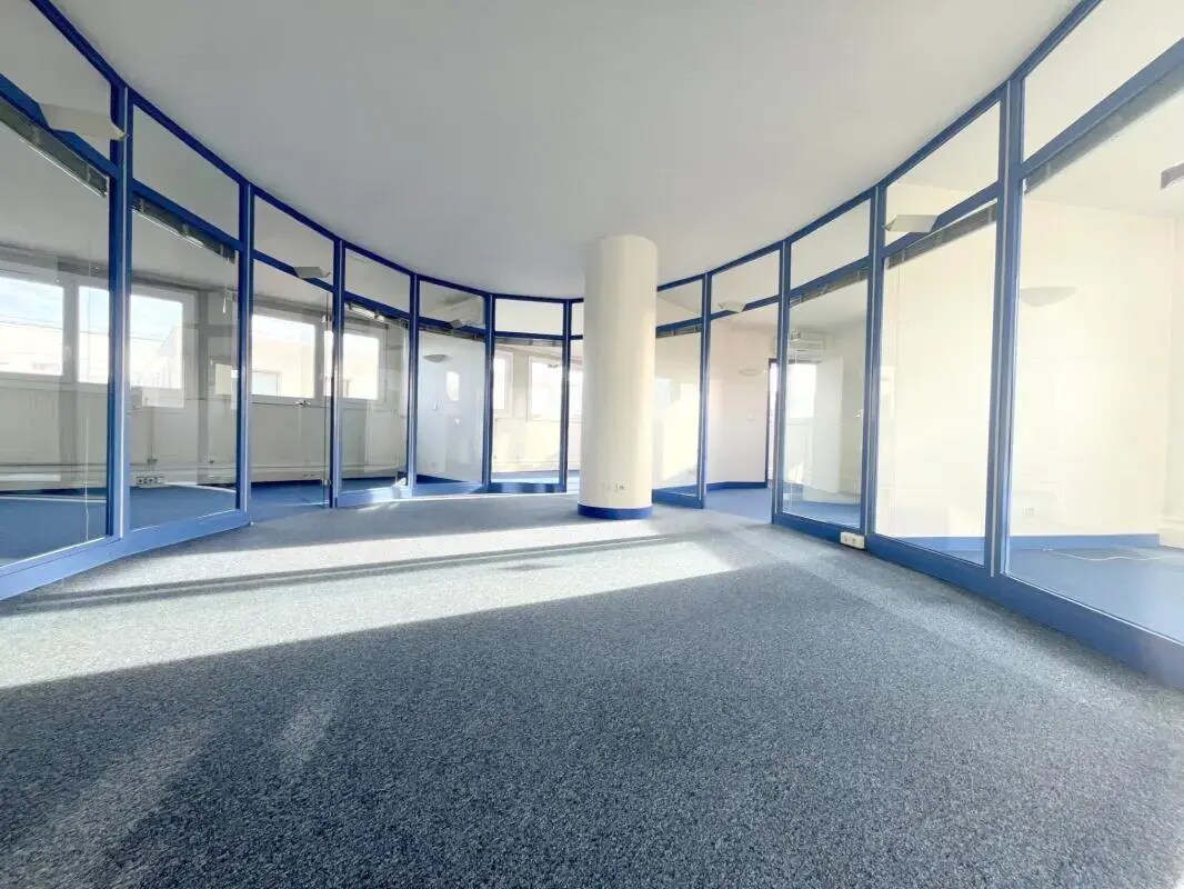 Avenue De L'Europe, Chatou for lease Interior Photo- Image 1 of 5
