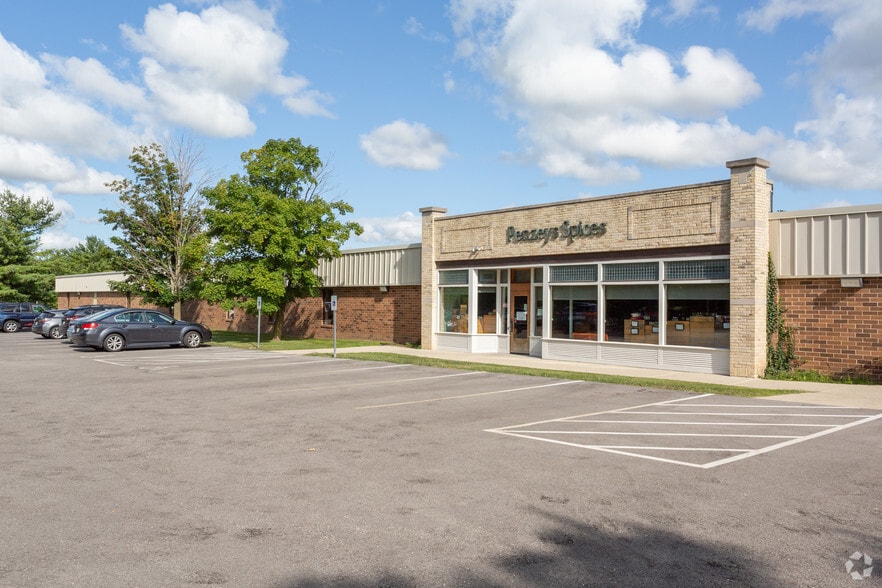 19300 W Janacek Ct, Brookfield, WI for sale - Primary Photo - Image 1 of 1