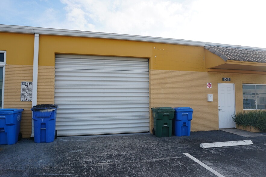 1042-1048 NE 44th St, Oakland Park, FL for lease - Building Photo - Image 2 of 23