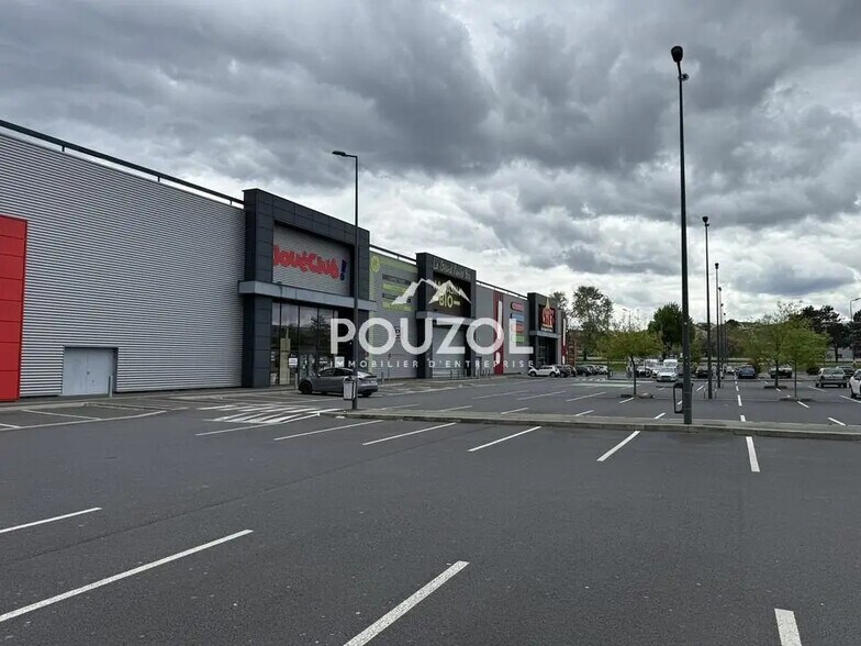 Retail in Clermont-Ferrand for lease - Building Photo - Image 3 of 12