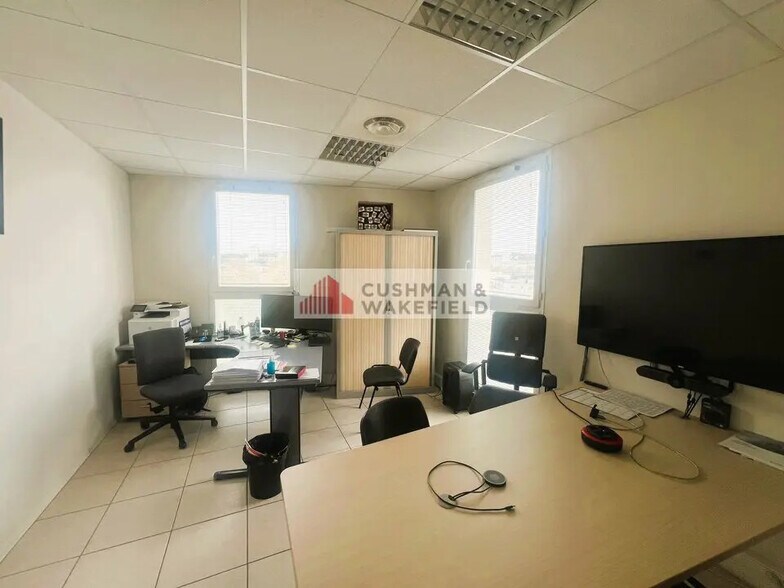 Office in Nîmes for lease - Interior Photo - Image 2 of 3