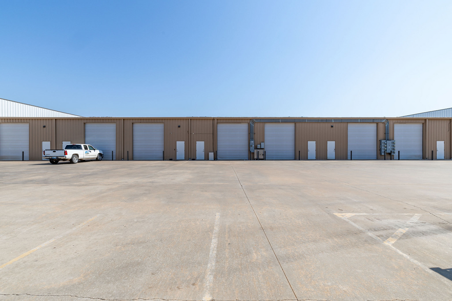 5460 Main, Del City, OK for lease - Building Photo - Image 2 of 27