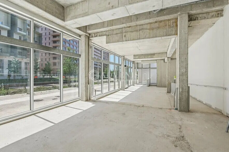 Retail in Saint-Ouen-sur-Seine for lease - Building Photo - Image 3 of 25