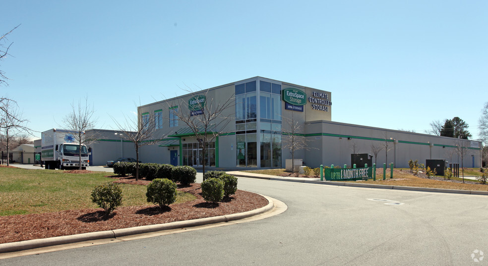 3939 W Market St, Greensboro, NC for lease - Primary Photo - Image 1 of 3