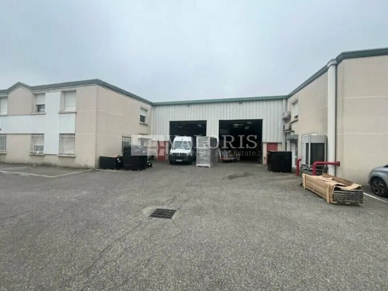 Flex in Chassieu for lease - Building Photo - Image 1 of 13