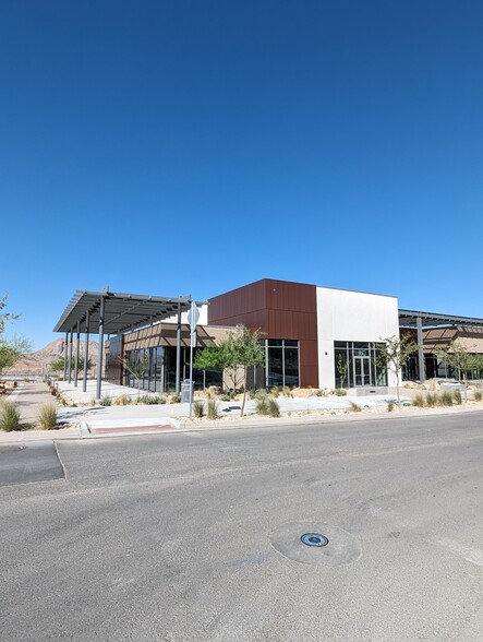 360 Vin Rambla Dr, El Paso, TX for lease - Primary Photo - Image 1 of 7