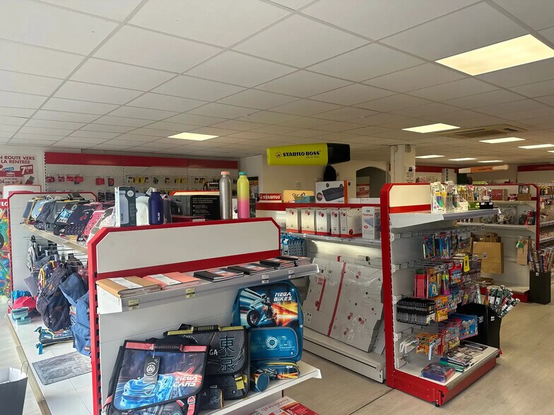 Retail in Istres for lease - Interior Photo - Image 1 of 7