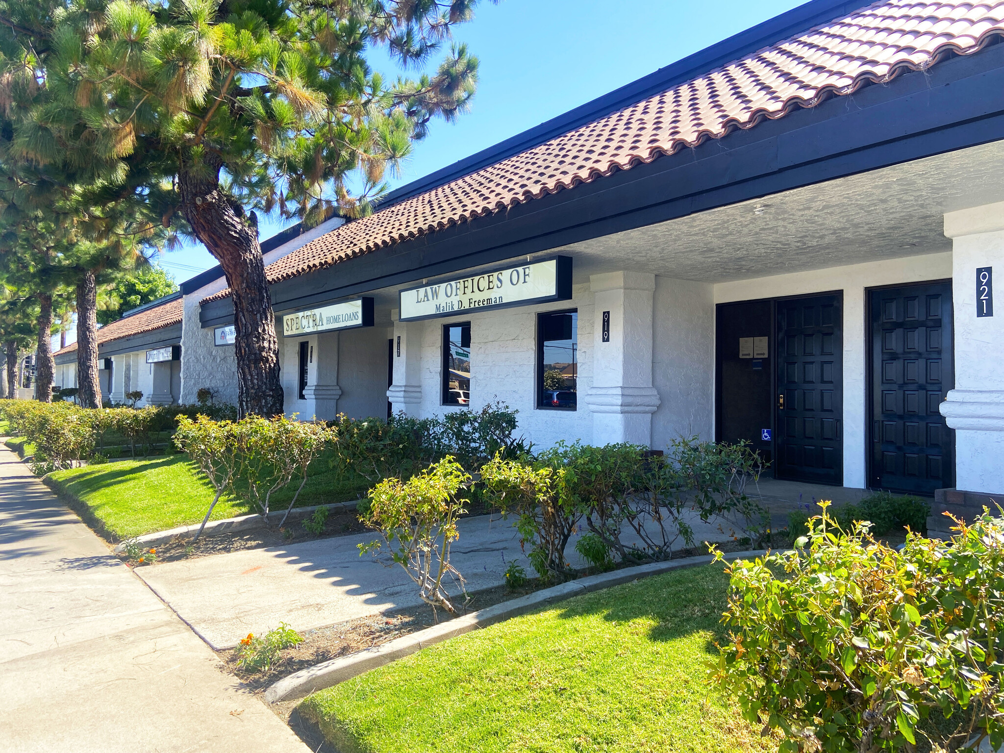 925-957 N Grand Ave, Covina, CA for lease Building Photo- Image 1 of 8