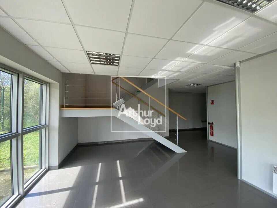Office in Servon for lease Interior Photo- Image 1 of 3