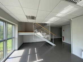 Office in Servon for lease Interior Photo- Image 1 of 3