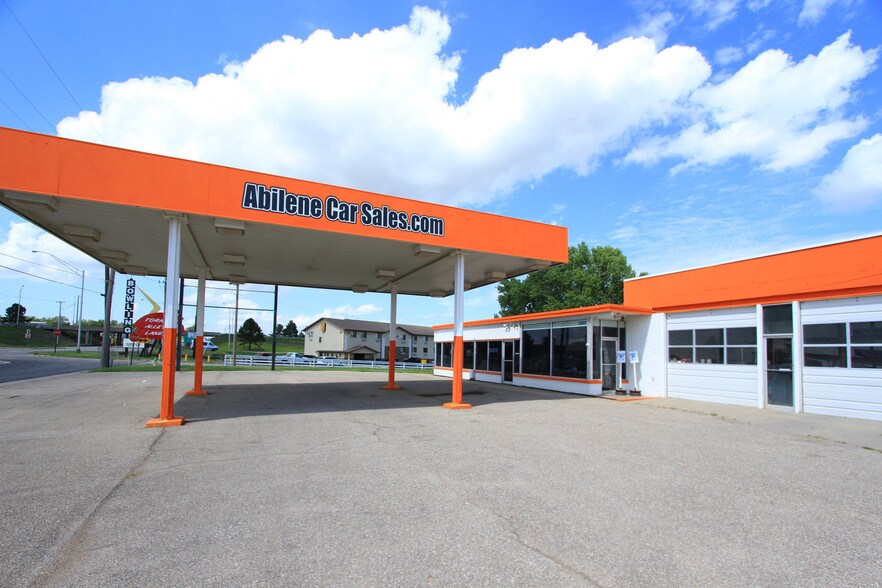 2205 N Buckeye Ave, Abilene, KS for sale - Building Photo - Image 1 of 1
