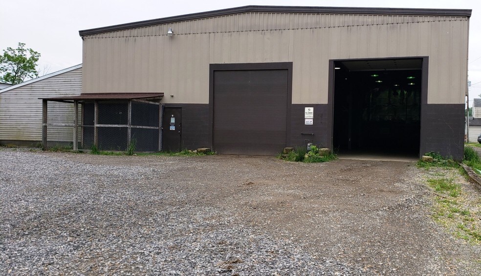 583 Creek St, Uhrichsville, OH 44683