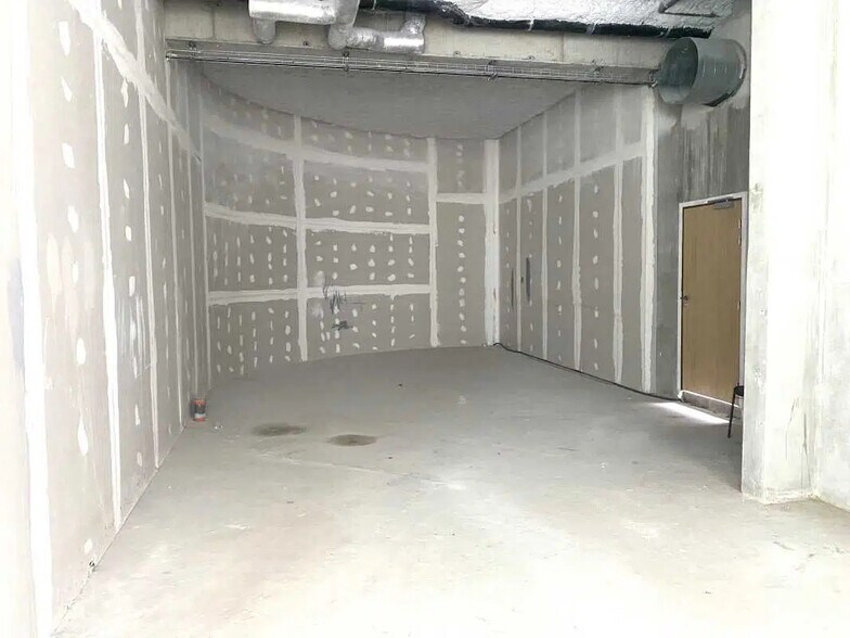 Flex in Villeurbanne for lease - Building Photo - Image 3 of 11