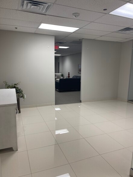 1303 W Walnut Hill Ln, Irving, TX for lease - Interior Photo - Image 2 of 36