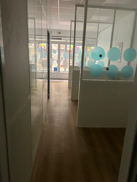 Retail in Le Coudray-Montceaux for lease - Interior Photo - Image 3 of 6
