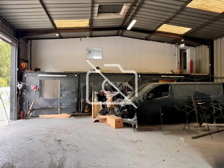 Industrial in Chilly-Mazarin for sale - Interior Photo - Image 1 of 4