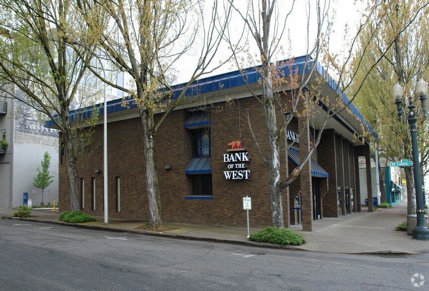 419 NW Broadway, Portland, OR for lease - Primary Photo - Image 1 of 8