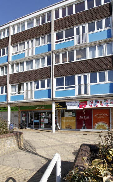 The Sq, Bracknell for sale - Primary Photo - Image 1 of 3
