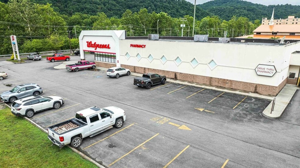 513 Stokes Dr, Hinton, WV for sale - Building Photo - Image 1 of 2