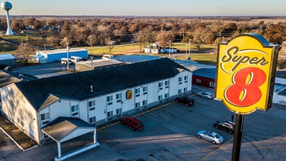 208 W Highway 40, Sweet Springs, MO for sale - Building Photo - Image 1 of 1