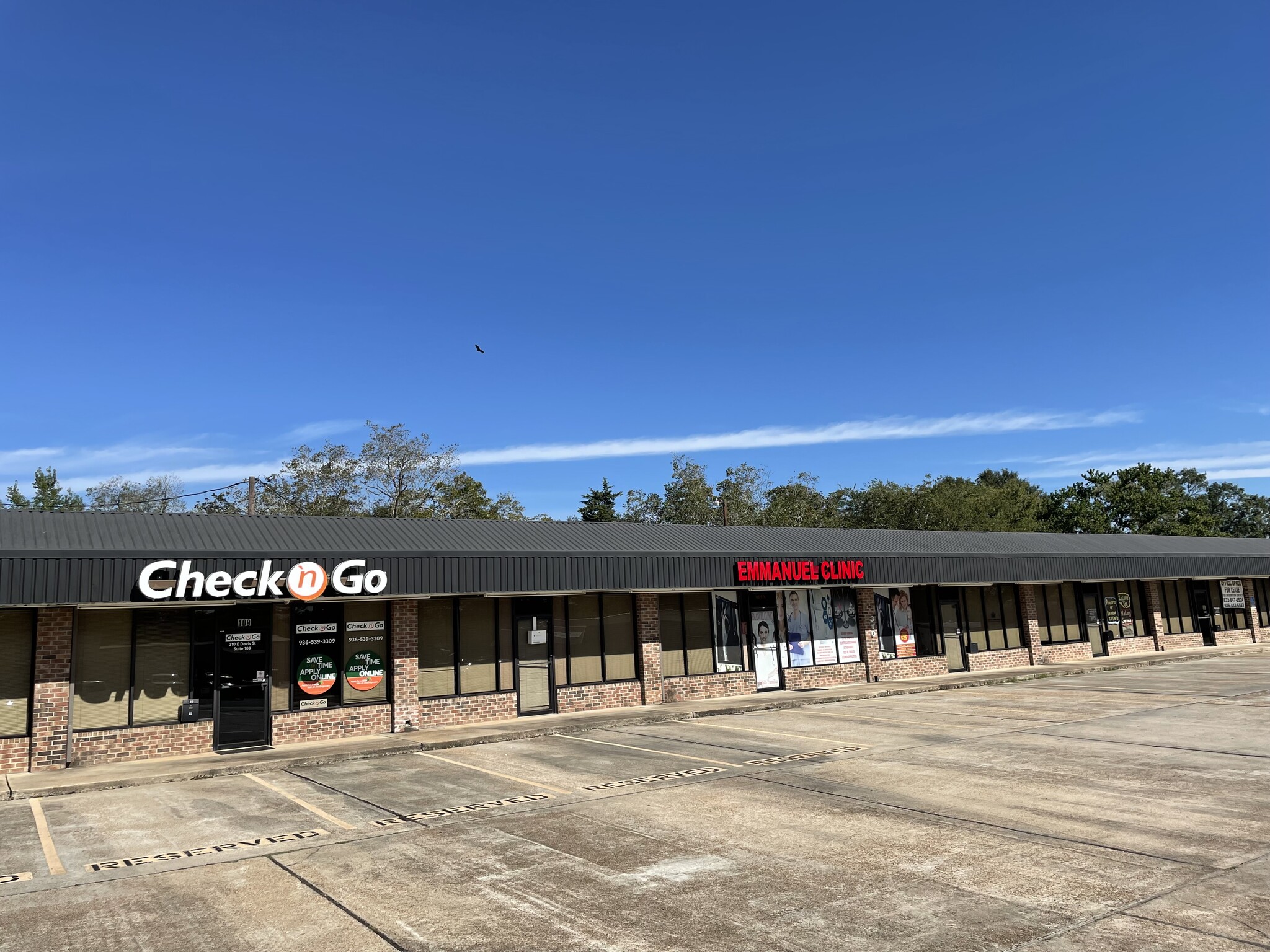 310 E Davis St, Conroe, TX for lease Building Photo- Image 1 of 4